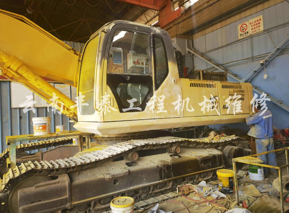 挖掘機翻新現(xiàn)場